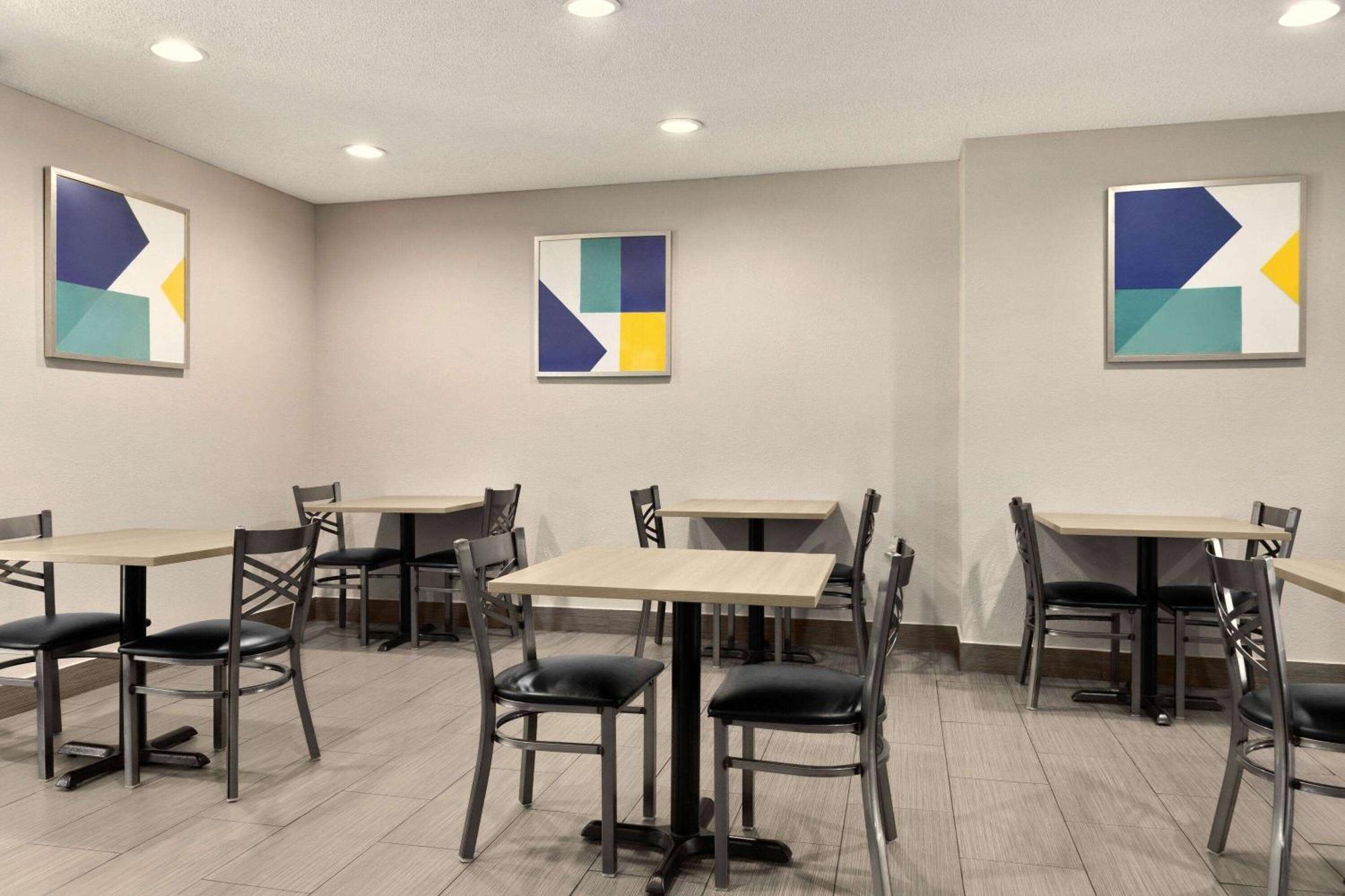 Microtel Inn & Suites By Wyndham Florence/Cincinnati Airpo Exterior photo
